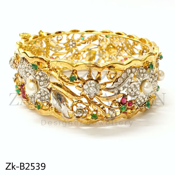 Stylish zirconia bangle