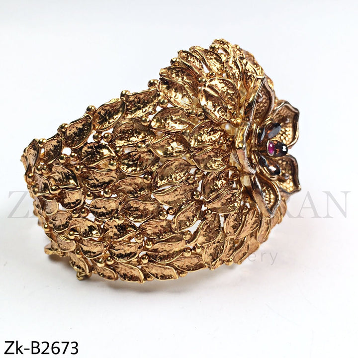 Leaflet golden bangle.
