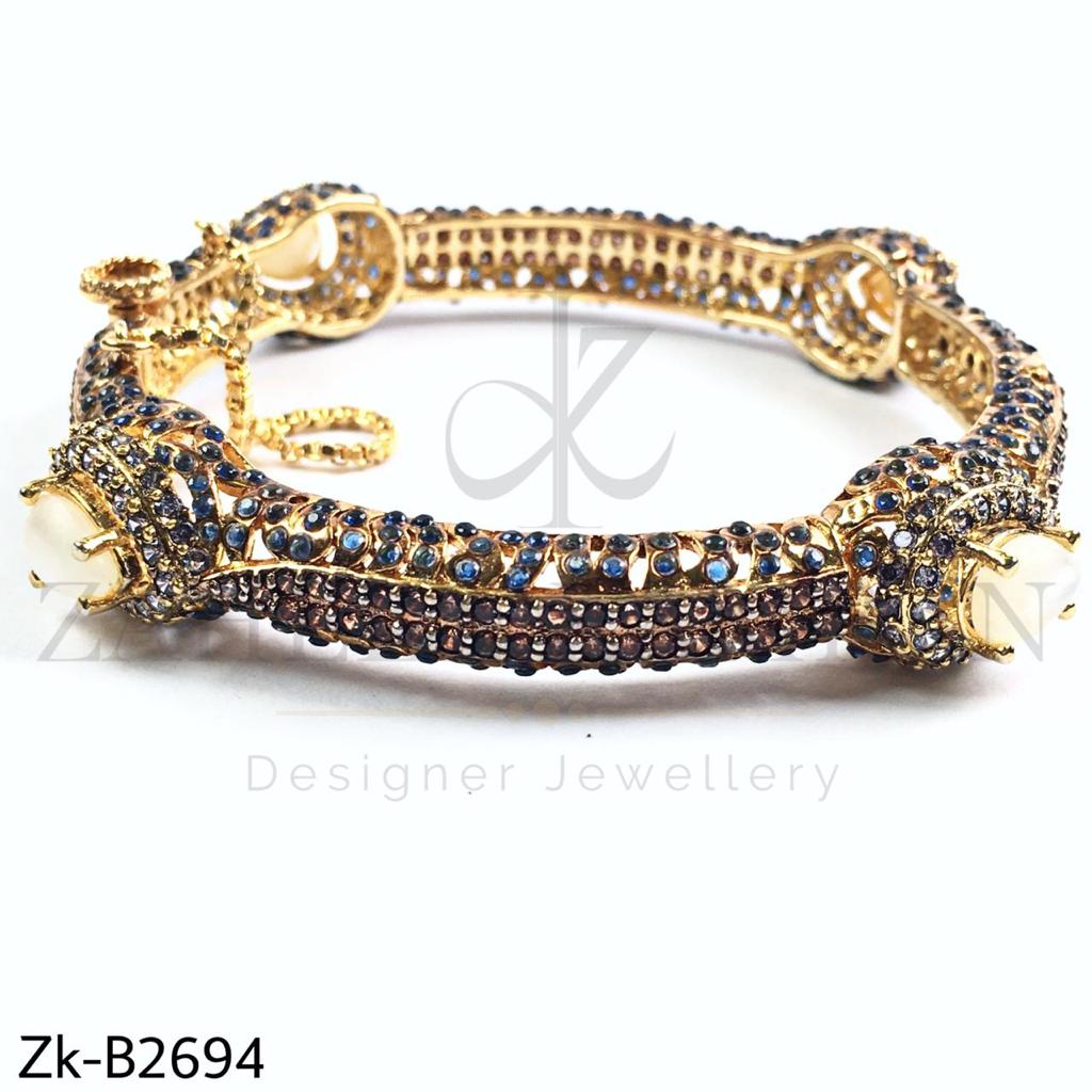 Elegant pearls bangle
