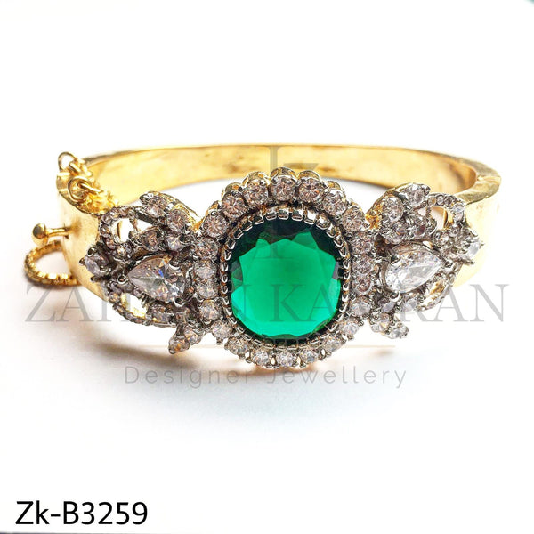 Stunning emerald bangle.