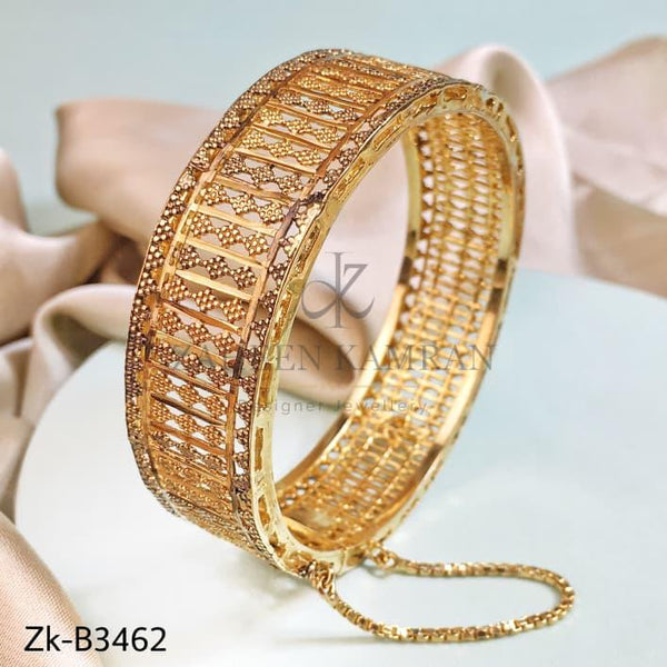 CLASSY GOLDEN BANGLE