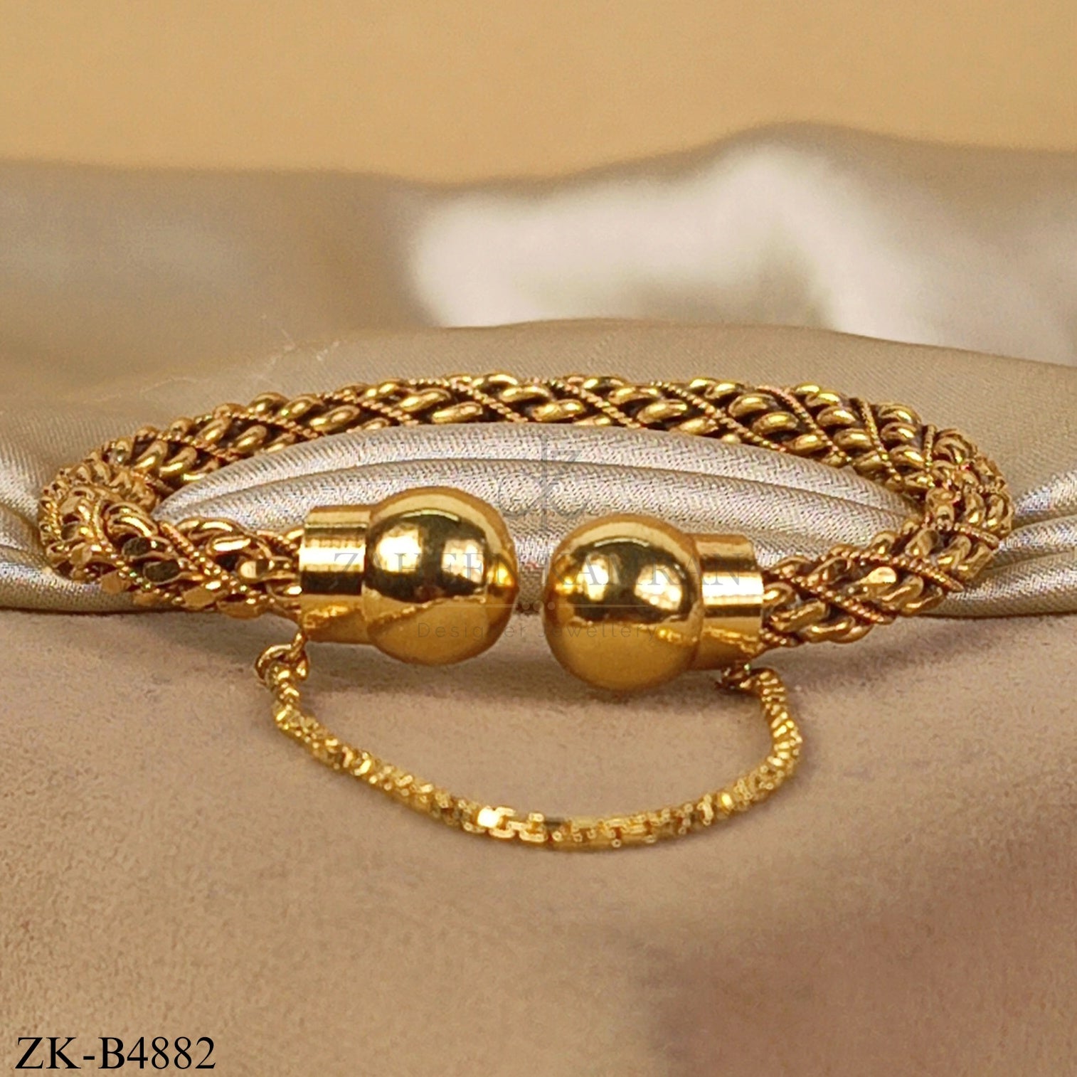 GOLDEN TWISTED BANGLE WITH SPHERES