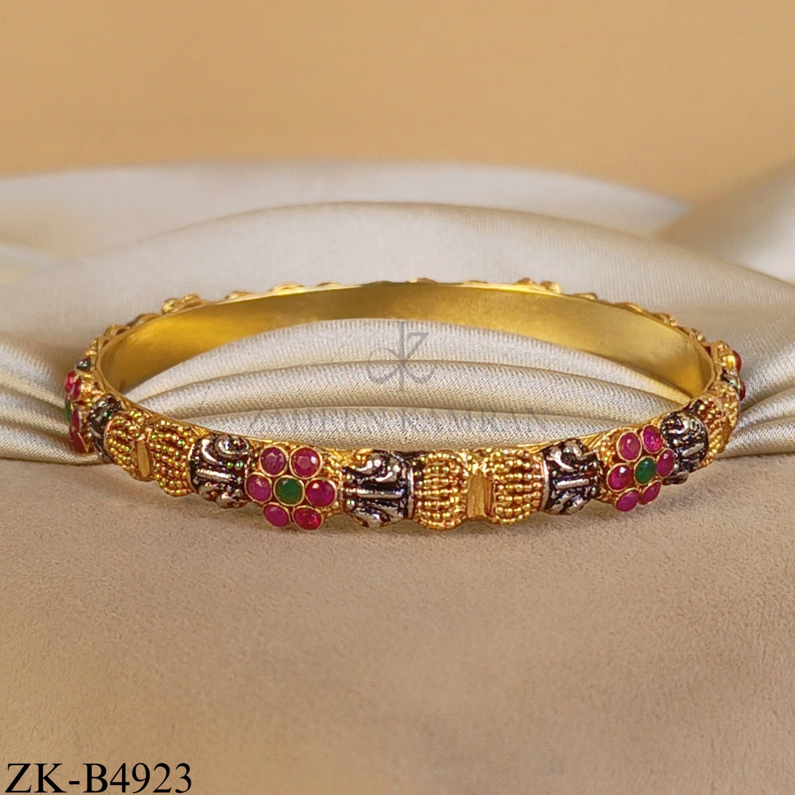 GOLD TONE FLORA BANGLE