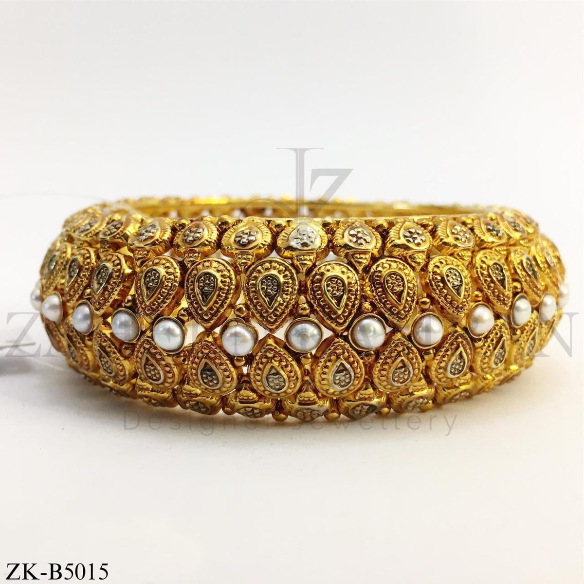 Pearls golden bangle