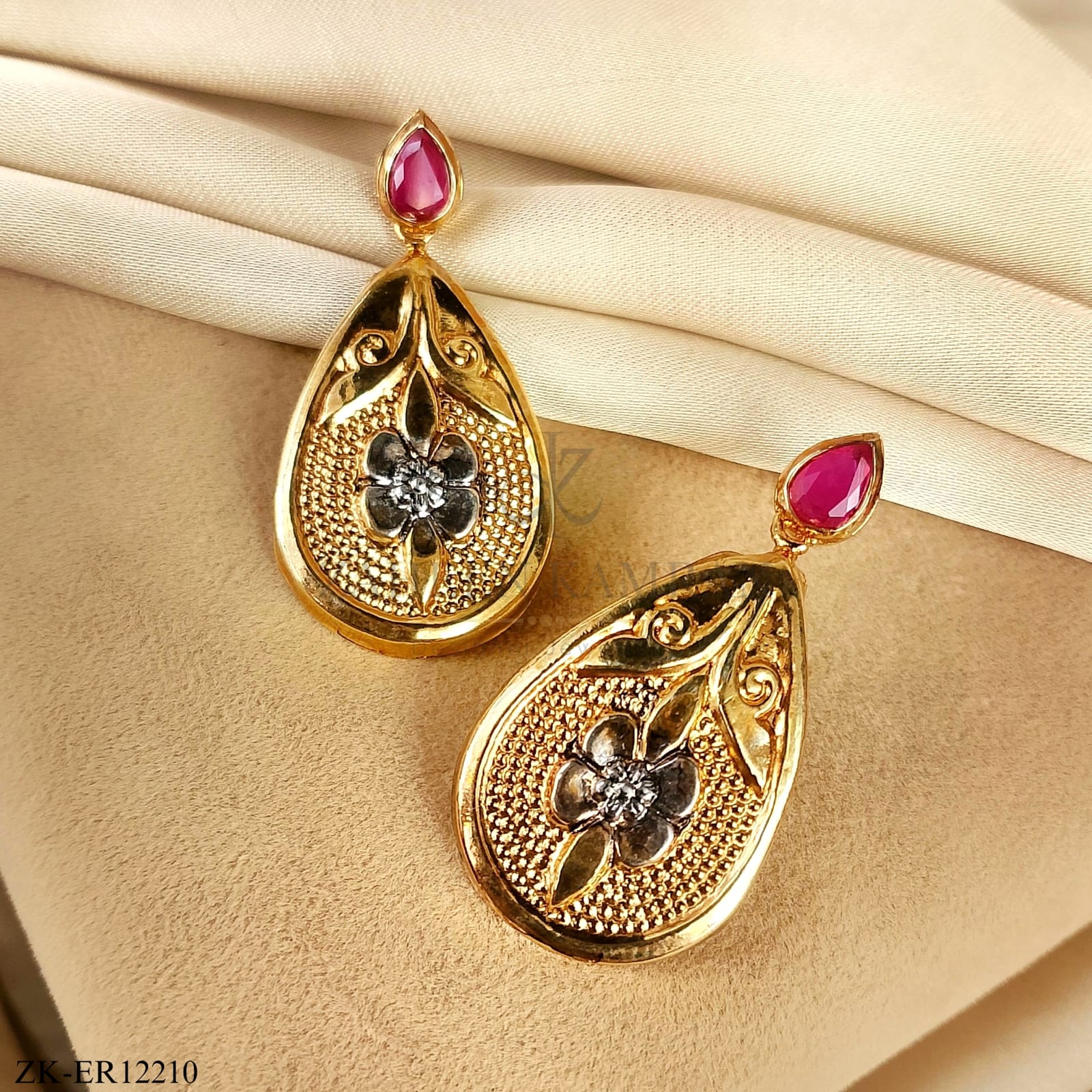 FLORAL MOTIF EARRINGS