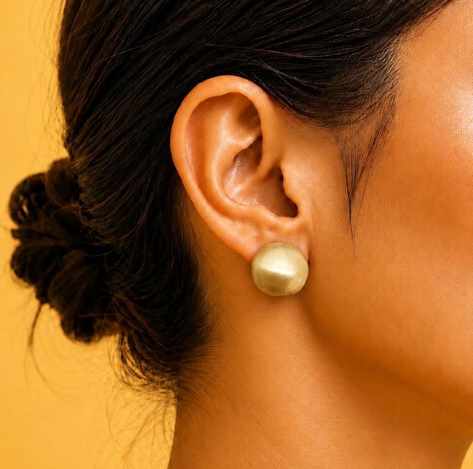 GOLD TONE RIBBED PEARL EARRINGS