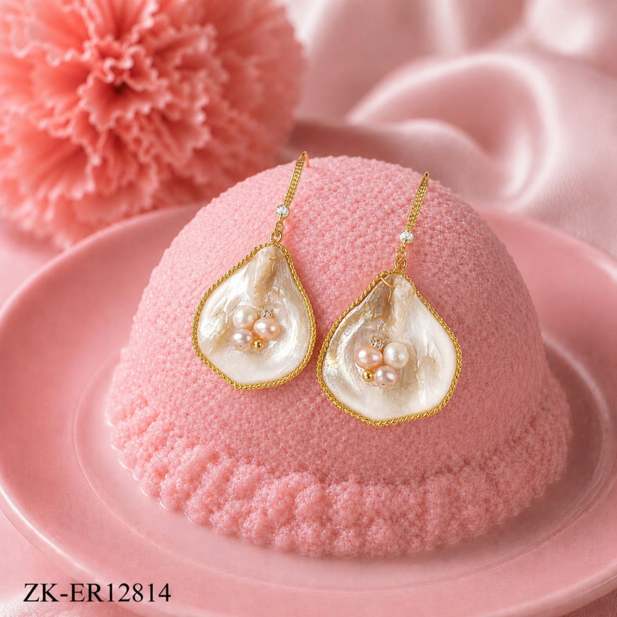 GOLD SHELL EARRINGS WITH PEARLS CLUSTER