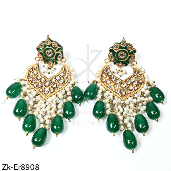 Adorable emeralds earrings.