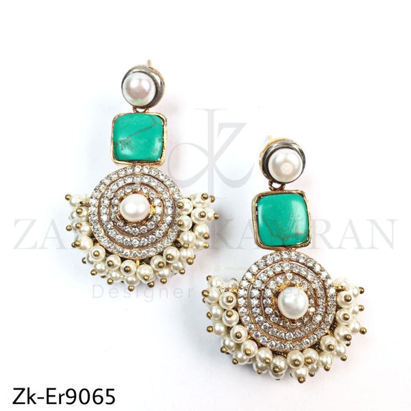 Cluster styli earrings.