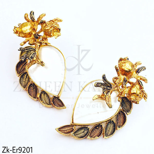 Leaflet golden earrings.