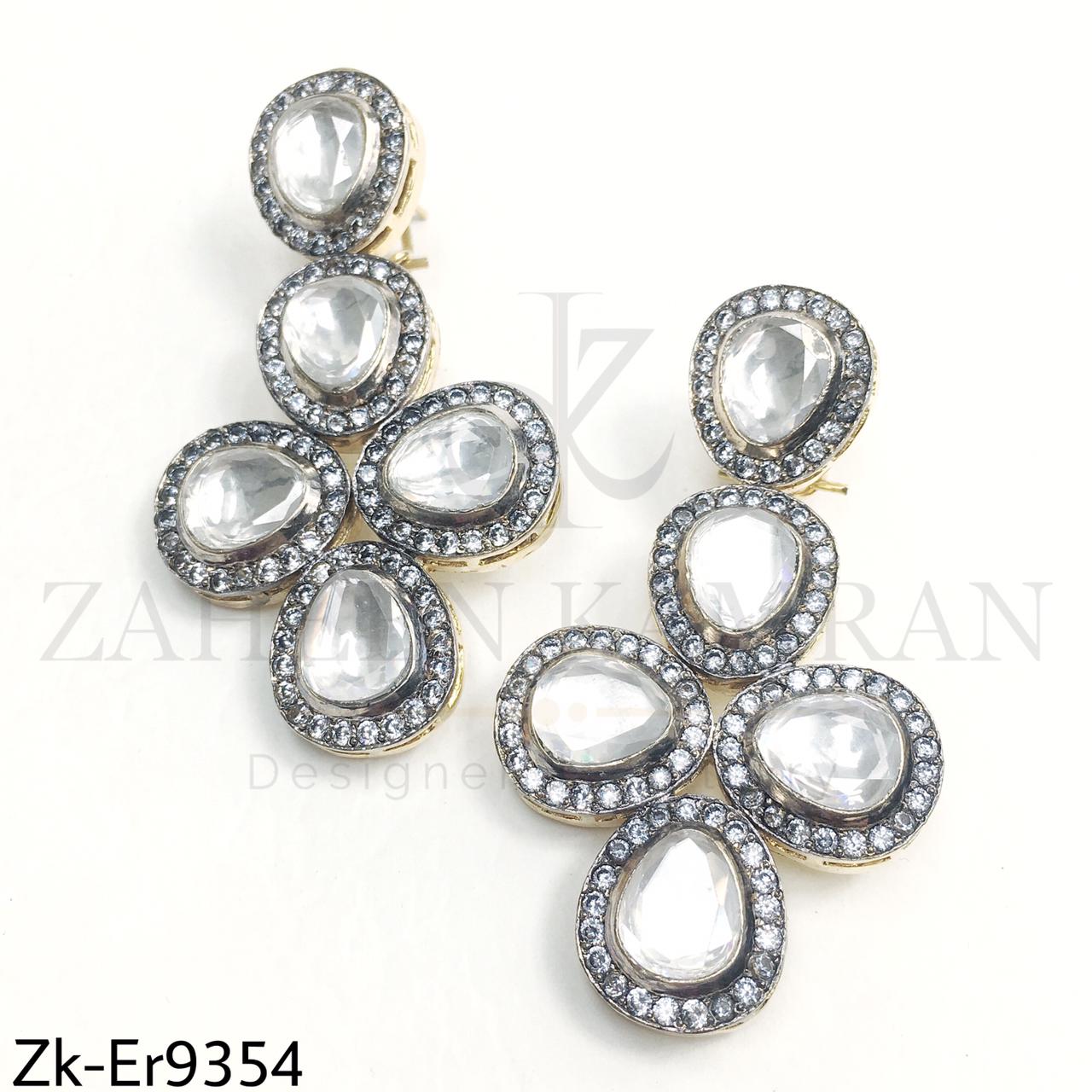 Stunning long earrings.