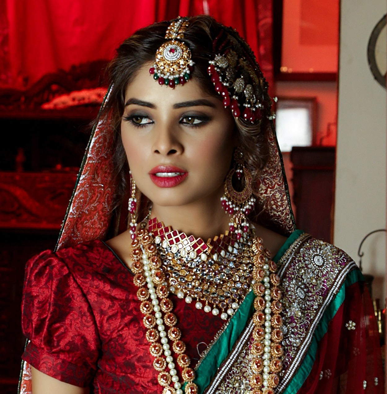 Gorgeous Design Furnished Necklace