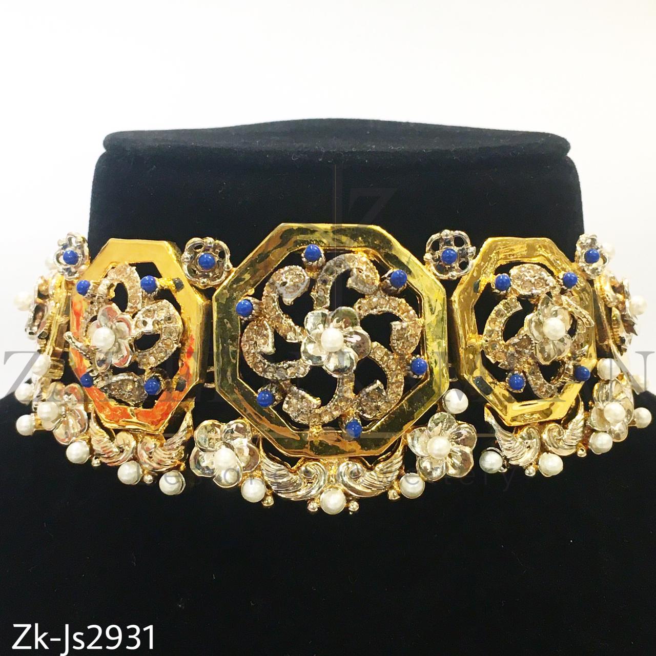Trendy choker