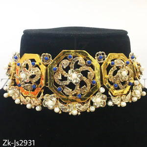 Trendy choker