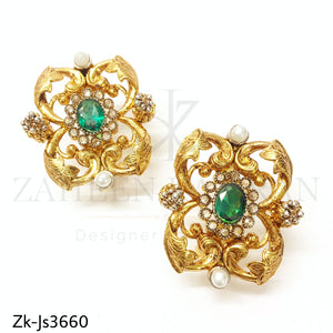 Stylish emerald choker