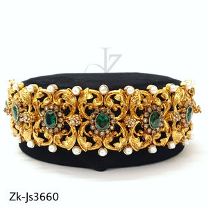 Stylish emerald choker