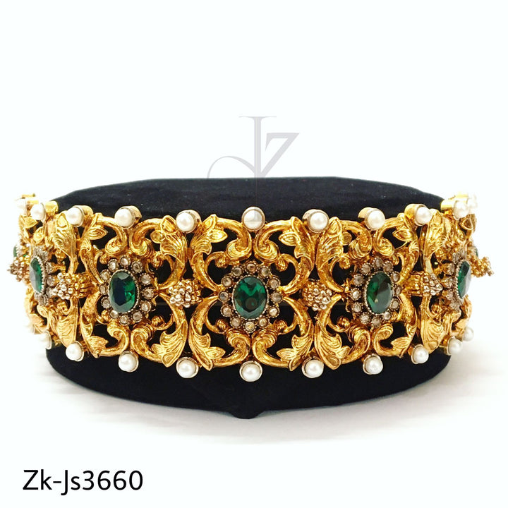 Stylish emerald choker