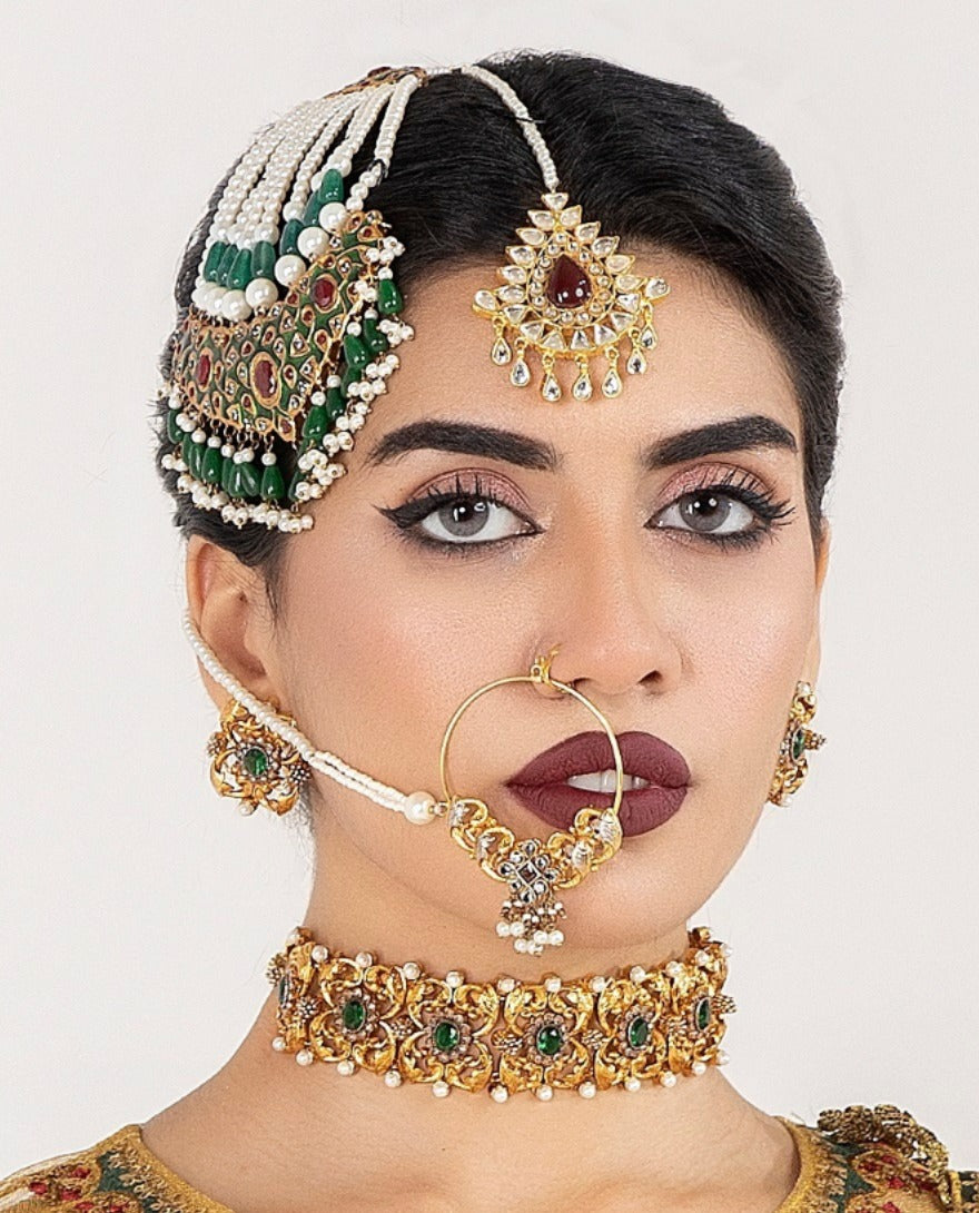 Stylish emerald choker