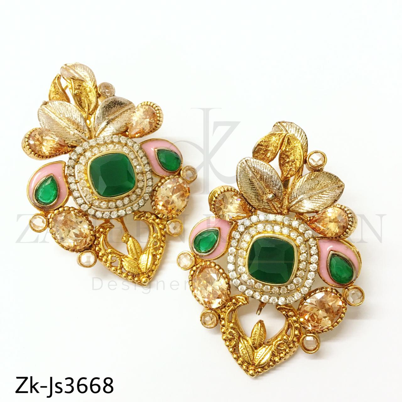 Emerald golden pendant