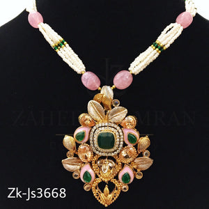 Emerald golden pendant