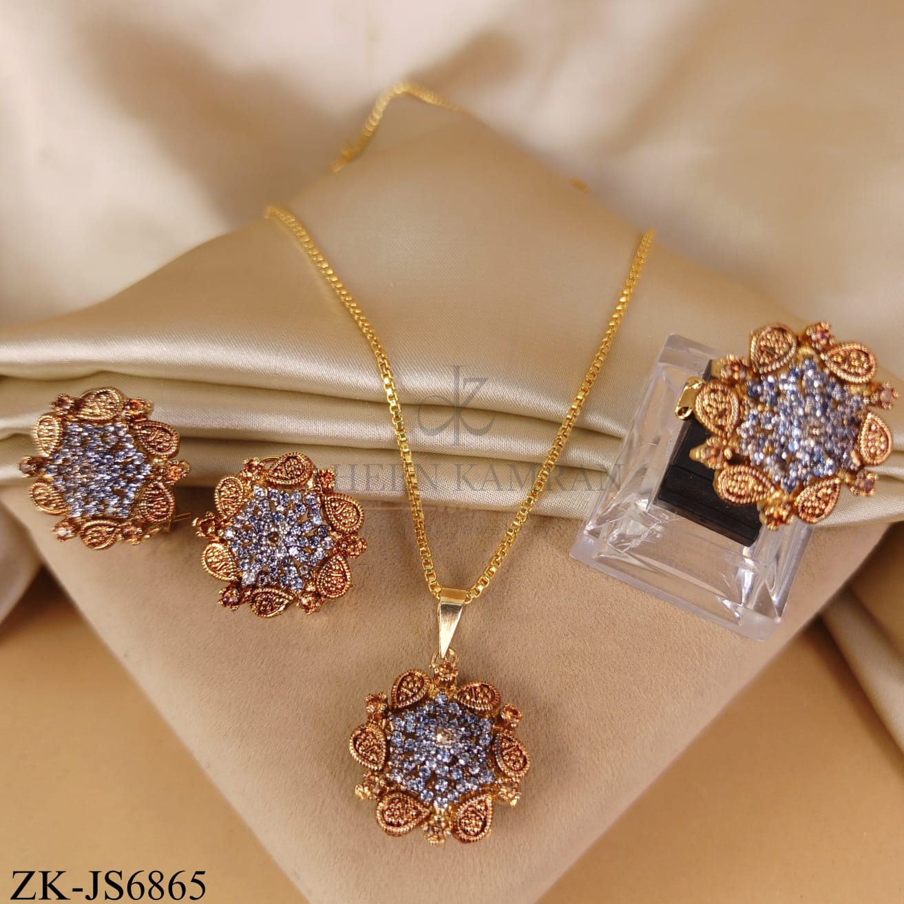 GOLD FLORAL PENDANT SET
