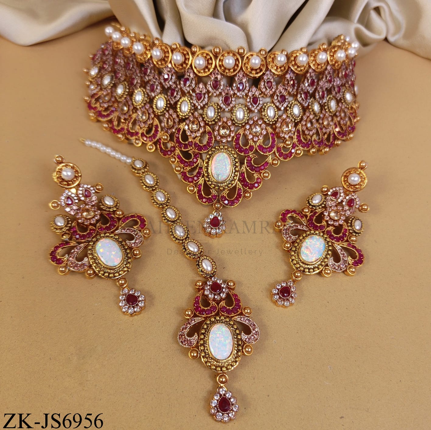 GOLD TONE RUBY SET WITH OPAL CENTREPIECE
