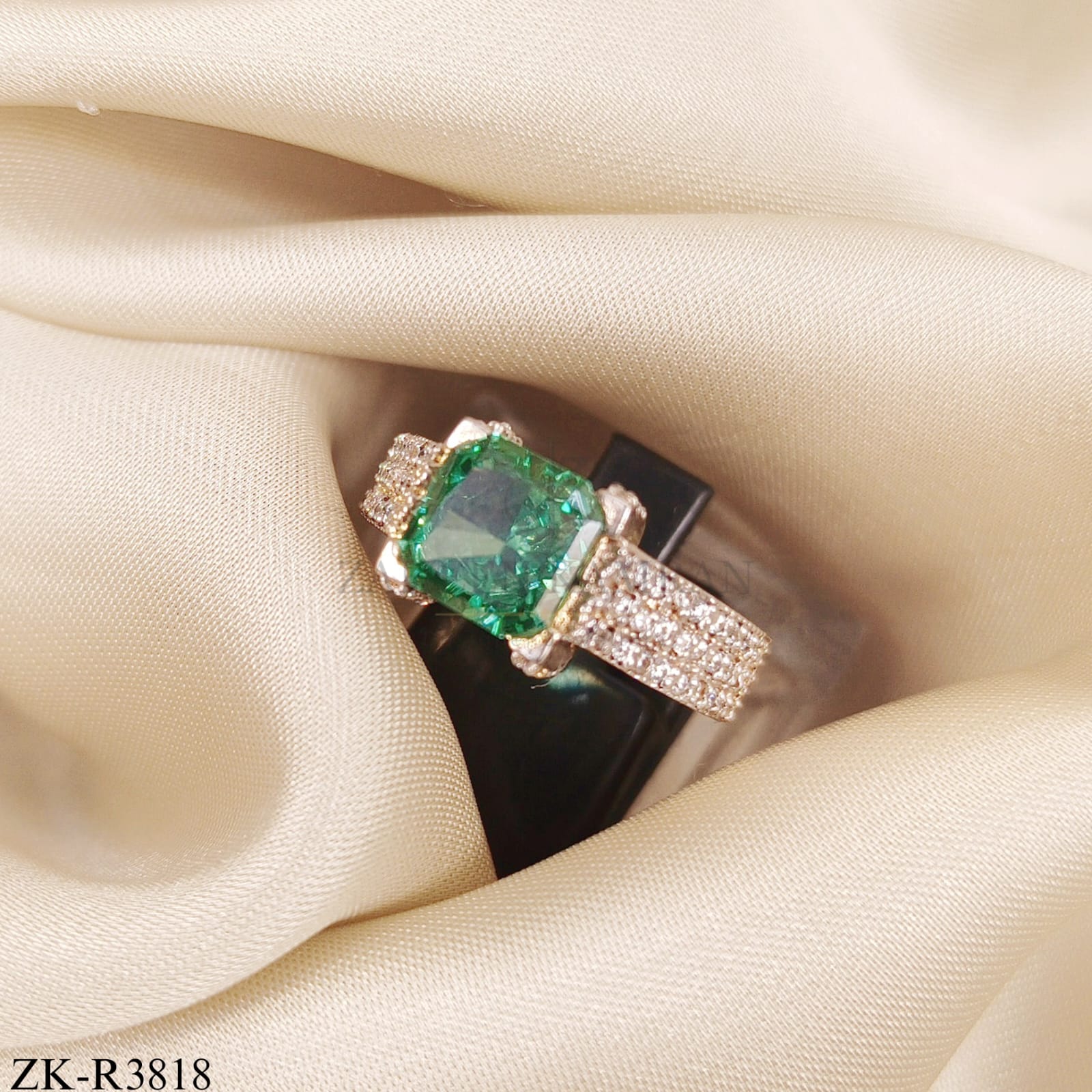 EMERALD RING