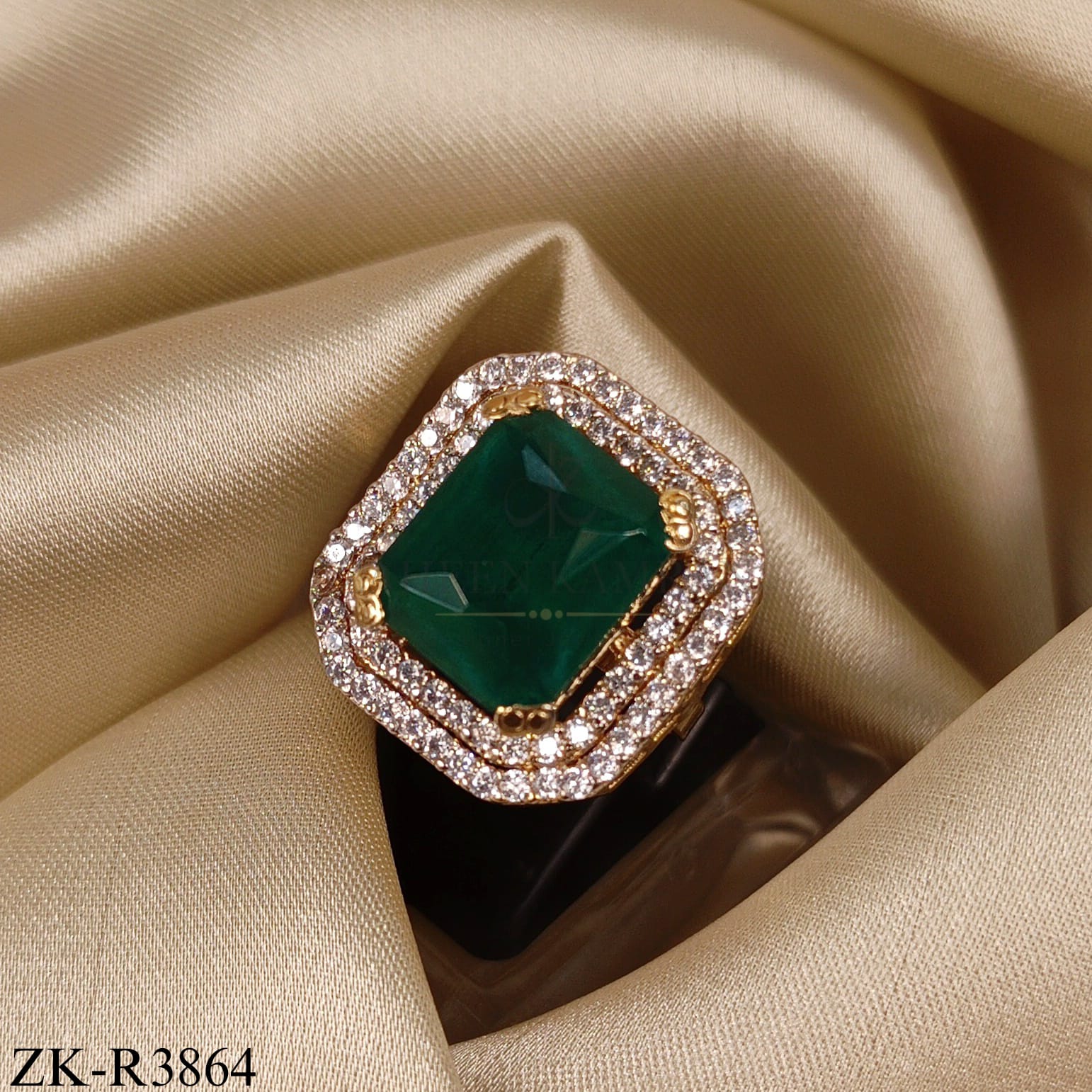 EMERALD SQUARE-CUT RING WITH DOUBLE ZIRCONIA