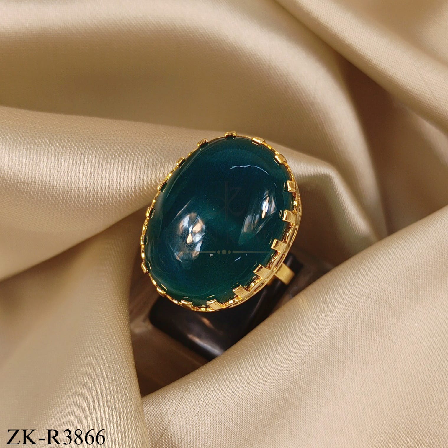 OVATE EMERALD RING