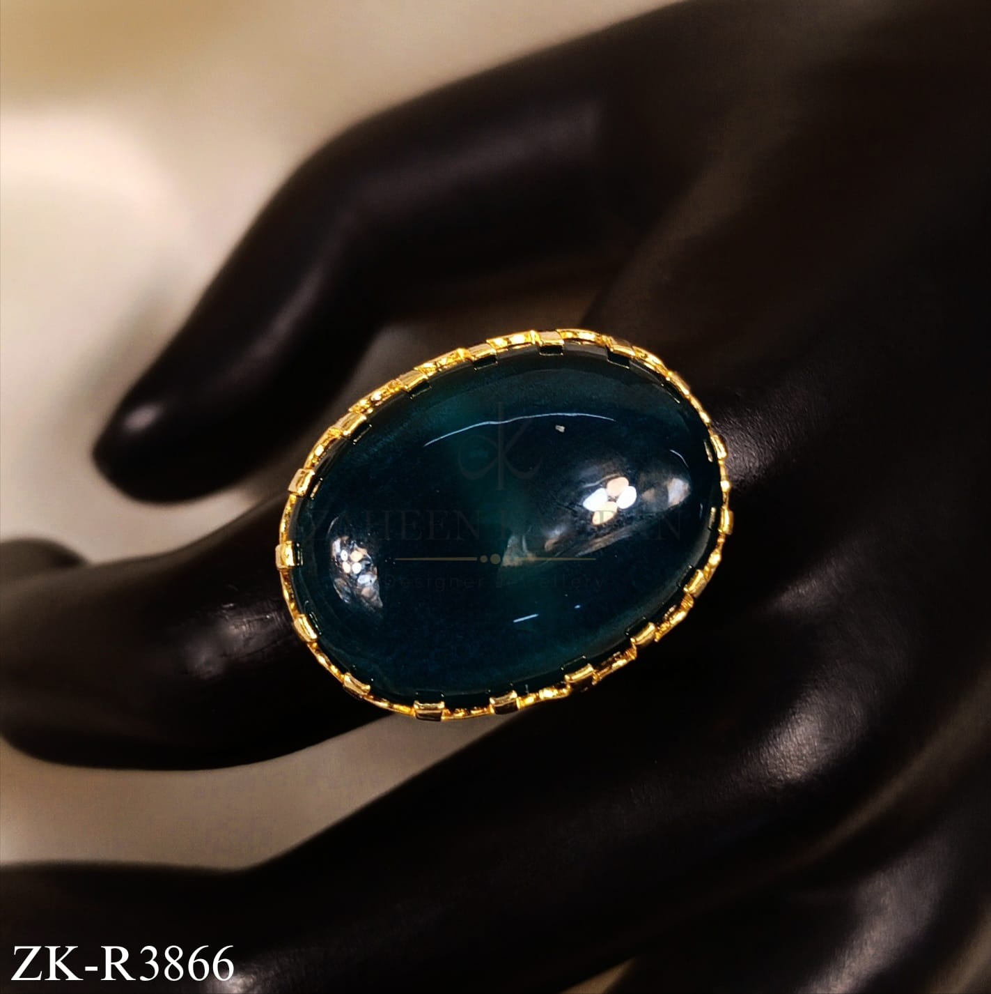 OVATE EMERALD RING