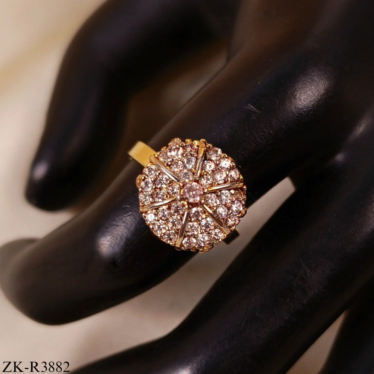 STONE CLUSTER GOLD ROUND RING