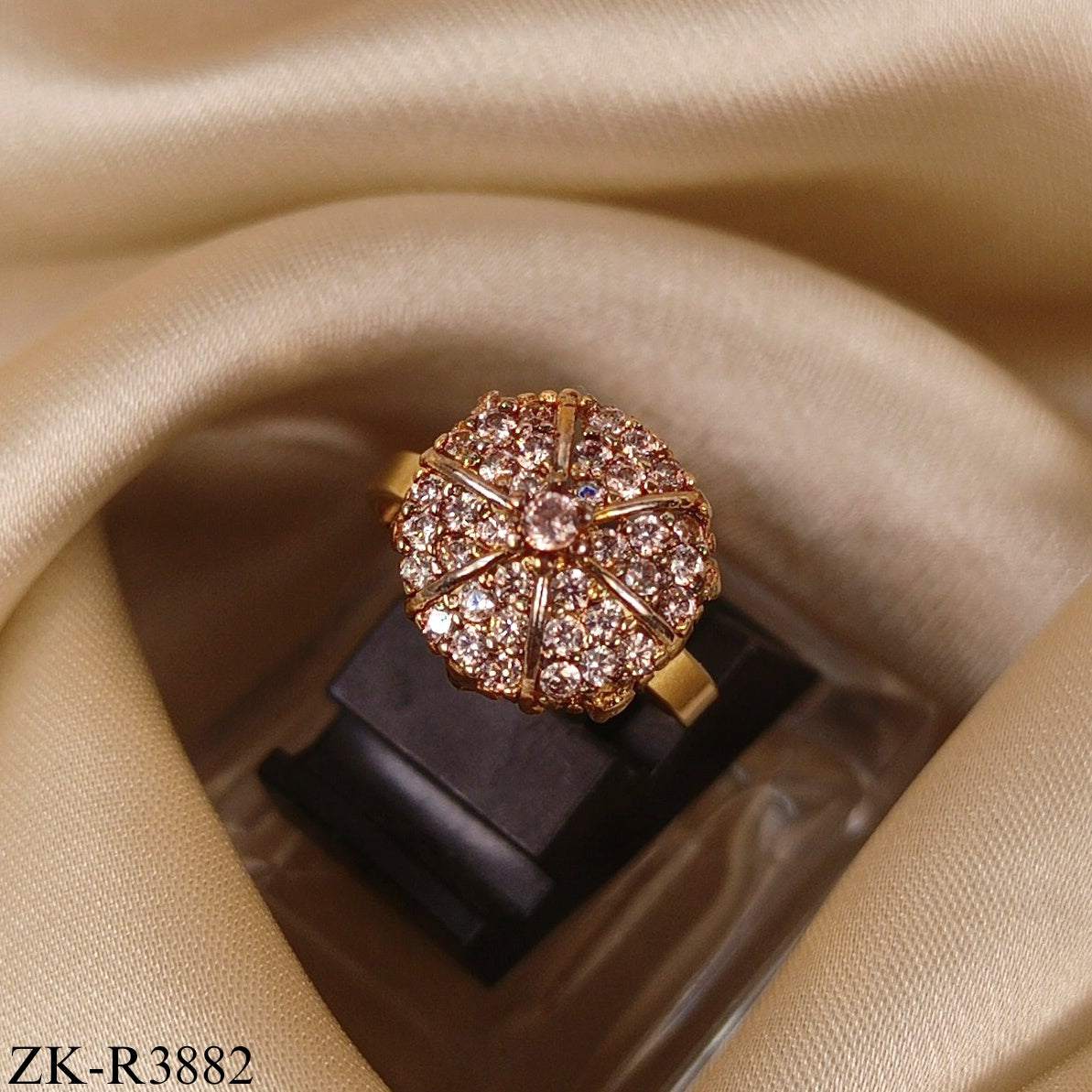 STONE CLUSTER GOLD ROUND RING