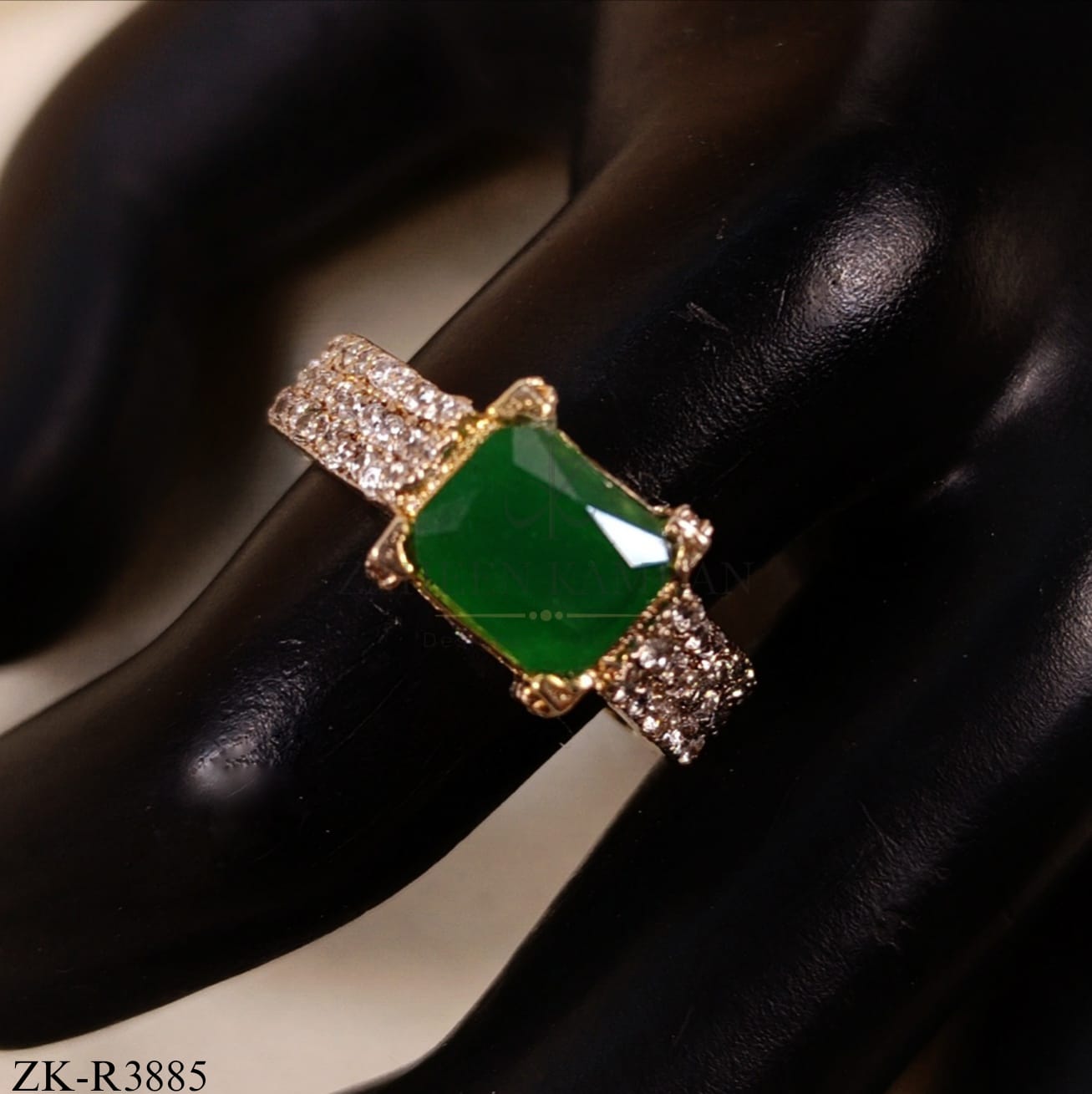 EMERALD GOLD BAND RING