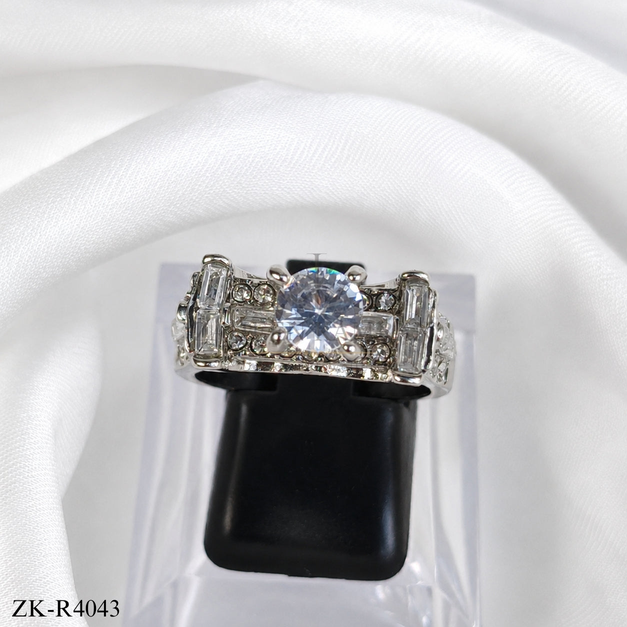 ZIRCON CENTRE RING