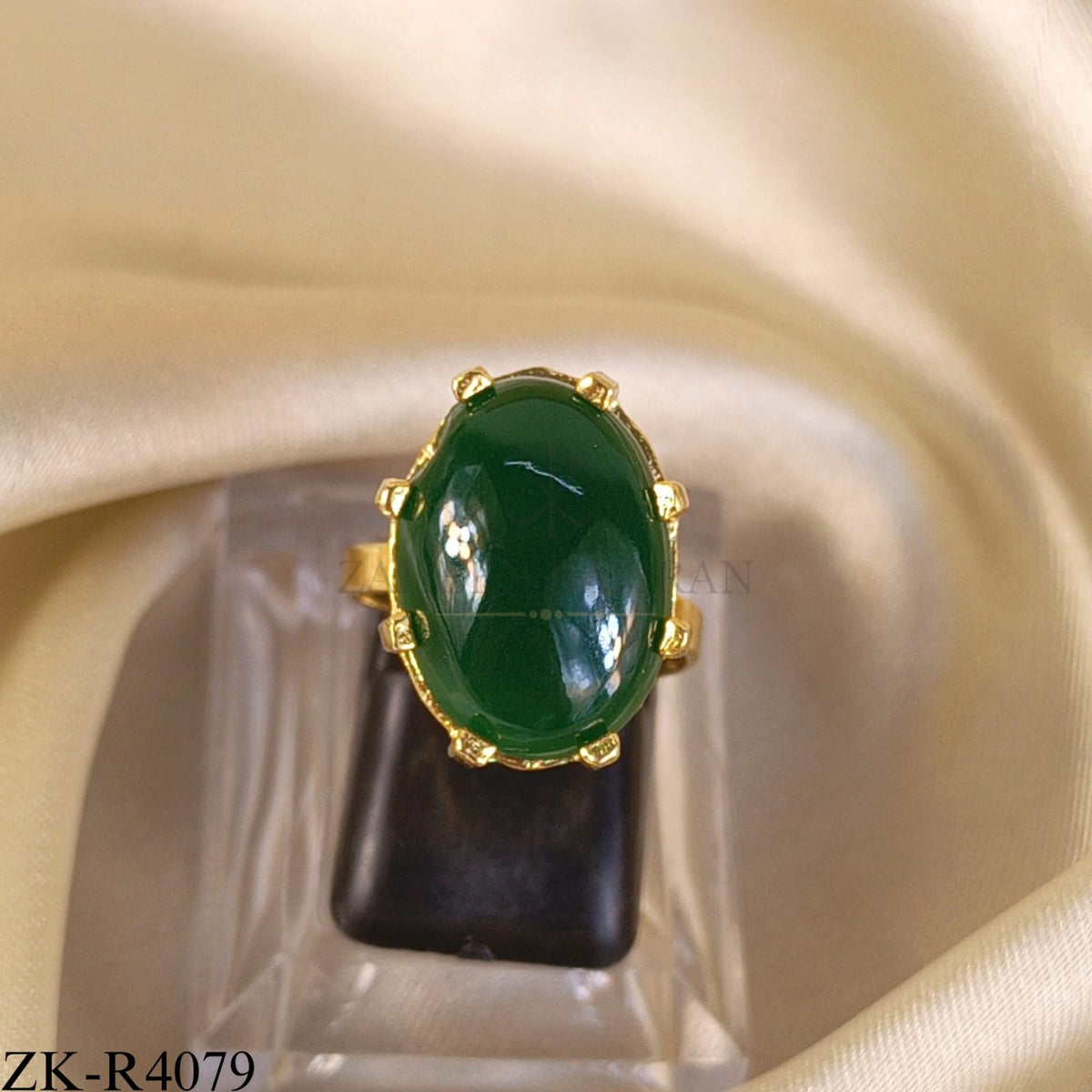 EMERALD OVATE RING
