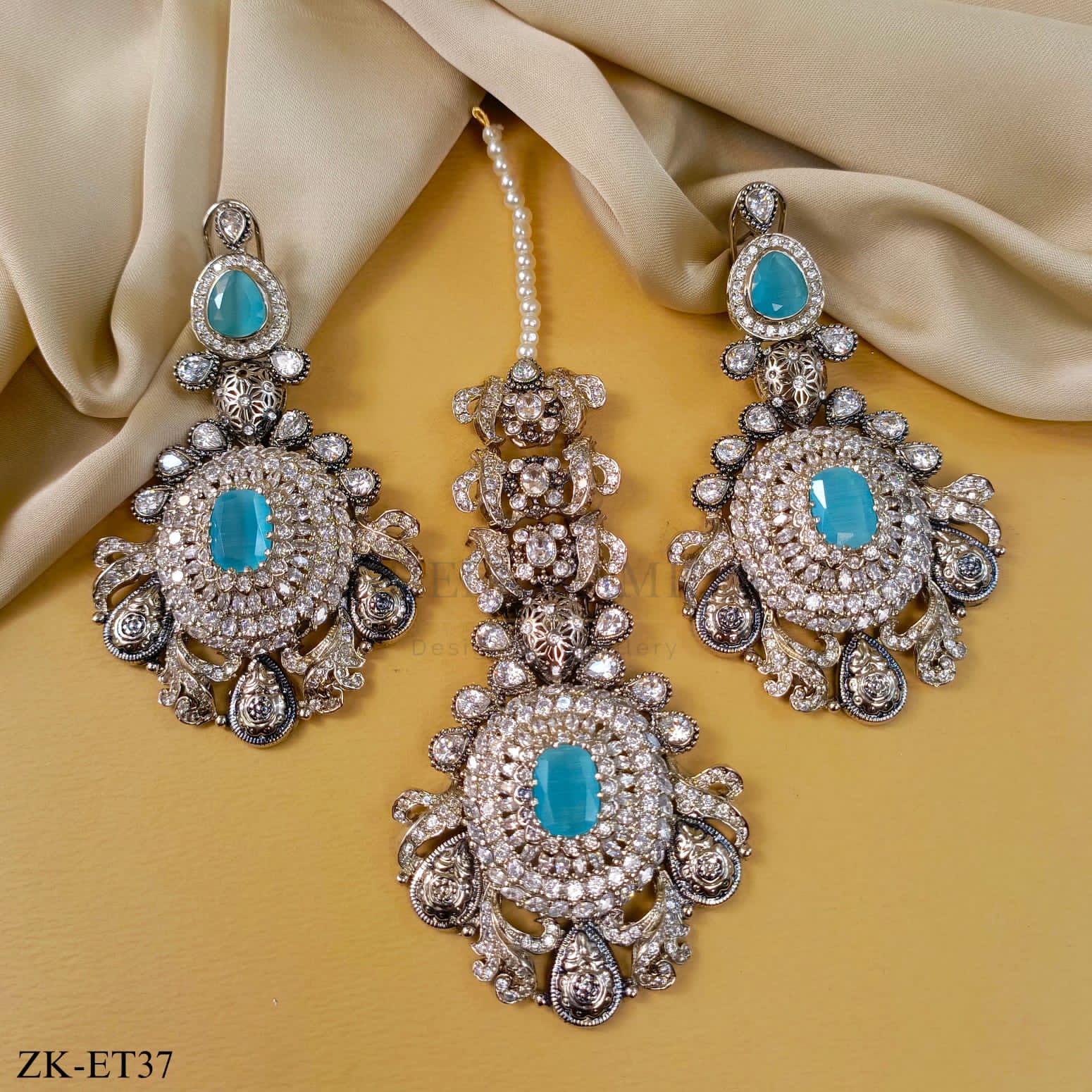 FEROZA EARRINGS AND TIKKA
